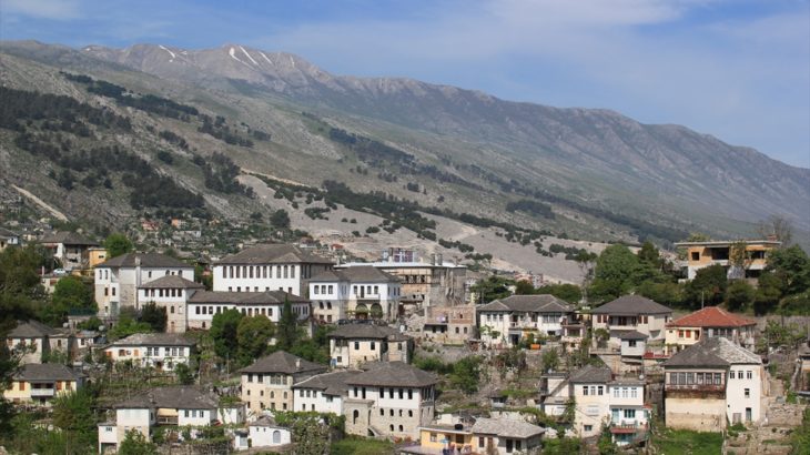 [アルバニア] 博物館都市ジロカストラ 世界遺産の「石の街」へ