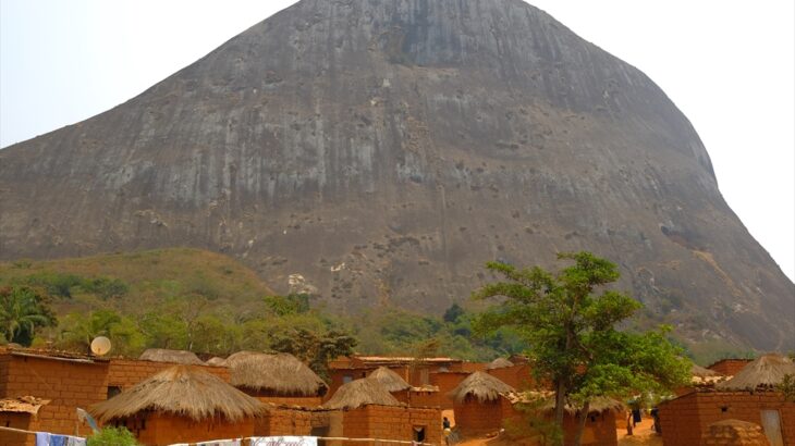 [アンゴラ] 巨岩が点在する丘陵地帯 美しいクワンザ・スル地方を旅する